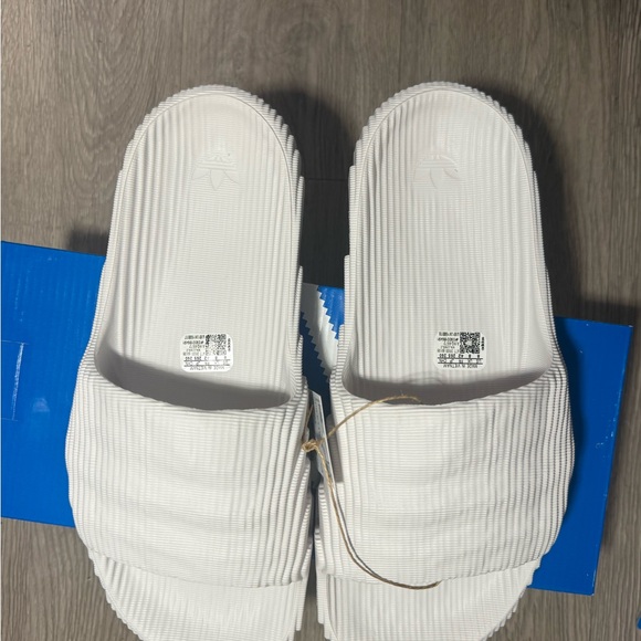 NEW Adidas Adilette 22 Men’s Size 5 Slides Sandals Crystal White HQ4672 - Picture 9 of 10
